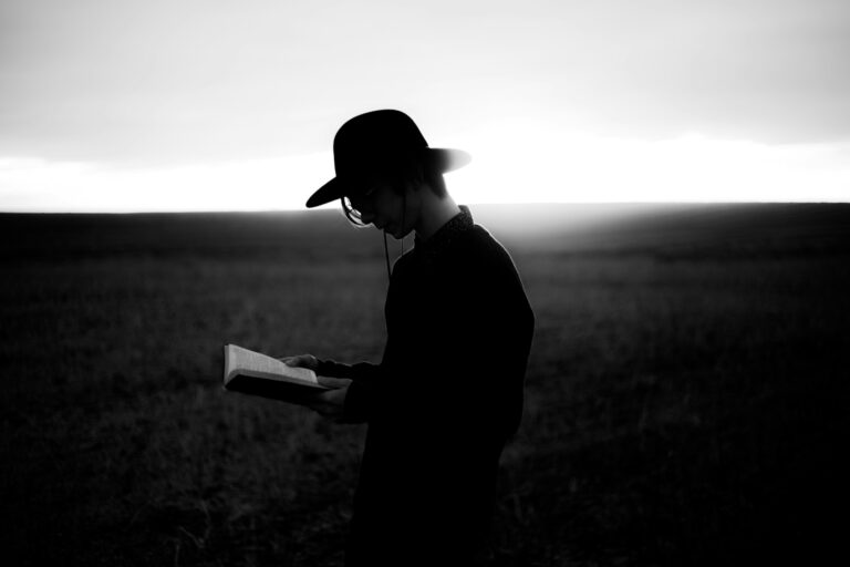 Lector reflexionando sobre lo que está leyendo