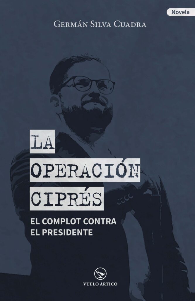 Portada de la novela La operación Ciprés de Germán Silva Cuadra, editada por Vuelo Ártico. Muestra la silueta del presidente chileno sobre fondo azul oscuro, evocando una trama de conspiración política y poder
