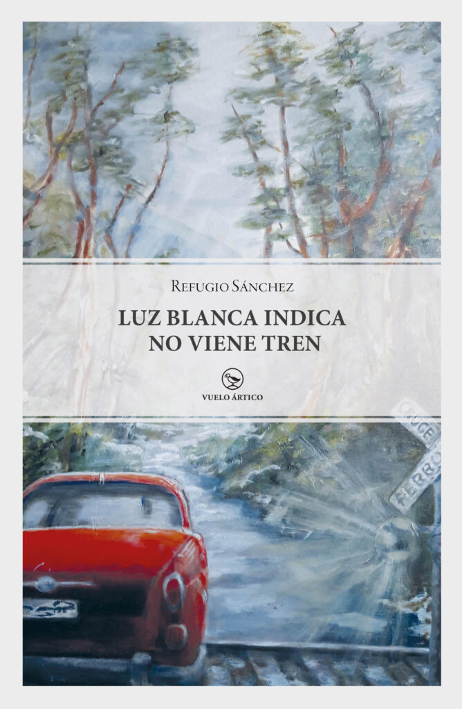 Portada de la novela Luz blanca indica no viene tren de Refugio Sánchez, editada por Vuelo Ártico. Un coche rojo detenido ante unas vías, en un paisaje brumoso. Un thriller existencial y poético sobre culpa y destino